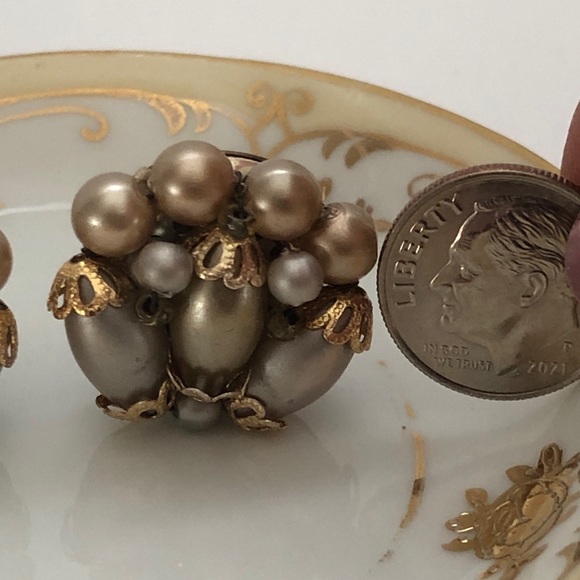 Vintage Faux Pearl Cluster Clip Earrings Hong Kong 1950's - Picture 2 of 6
